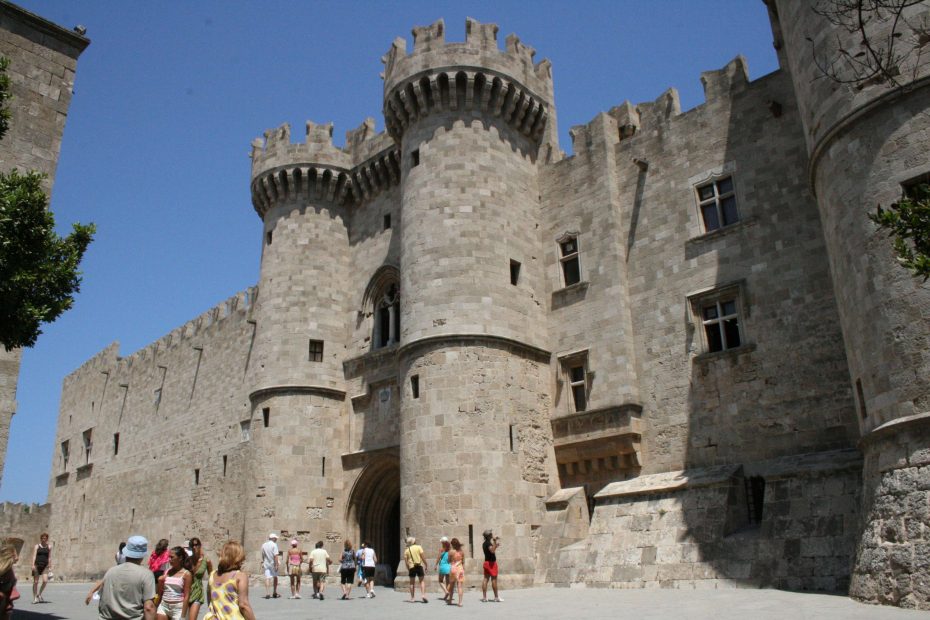 Rodi,_porta_di_accesso_al_Palazzo_del_Grande_Maestro_dei_Cavalieri_di_San_Giovanni_-_panoramio